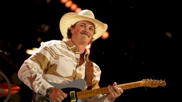 zach-top-to-play-‘guitar’-on-cma-awards,-with-a-special-eye-on-the-album-honors