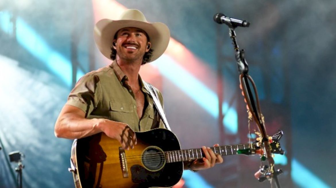 a-playful-riley-green-talks-parents,-pairings-&-performances-ahead-of-the-cmas