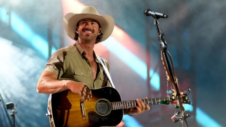 a-playful-riley-green-talks-parents,-pairings-&-performances-ahead-of-the-cmas