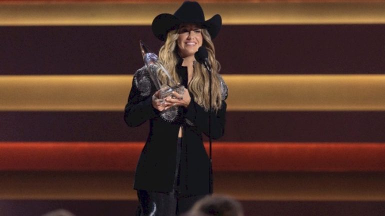 lainey-wilson-wins-three-awards,-including-entertainer-of-the-year,-at-59th-annual-cma-awards