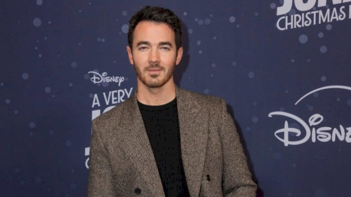 listen-to-kevin-jonas’-official-solo-debut,-‘changing’