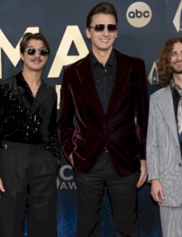 cma-awards-2025-welcome-the-red-clay-strays-into-the-fold