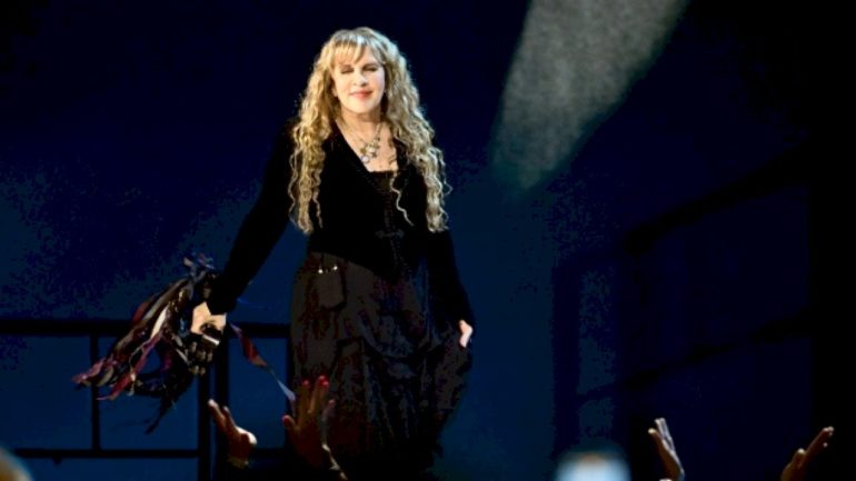 stevie-nicks-talks-recovery-from-fractured-shoulder-during-brooklyn-concert