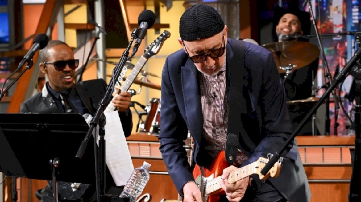 watch-pete-townshend-perform-‘let-my-love-open-the-door’-during-‘late-show’-commercial-break