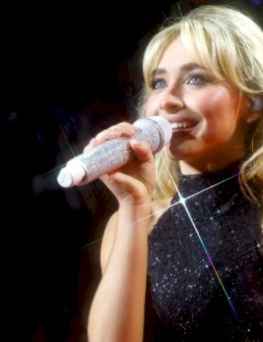 sabrina-carpenter-‘arrests’-miss-piggy-at-final-short-n’-sweet-tour-show