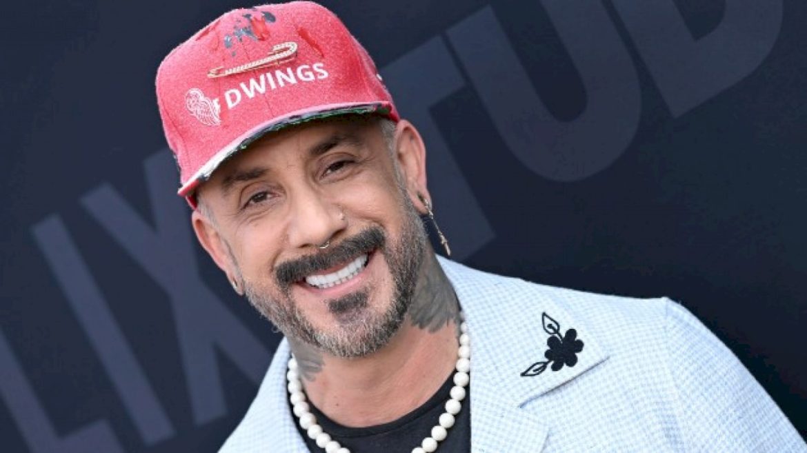 aj-mclean’s-celebrating-thanksgiving-with-his-new-ep-—-and-turkey-legs-at-disneyland