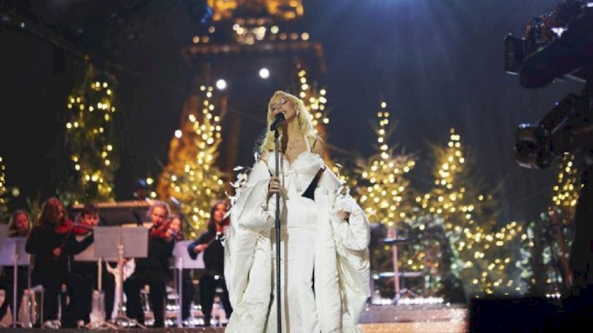christina-aguilera-releasing-live-holiday-song-tuesday-night