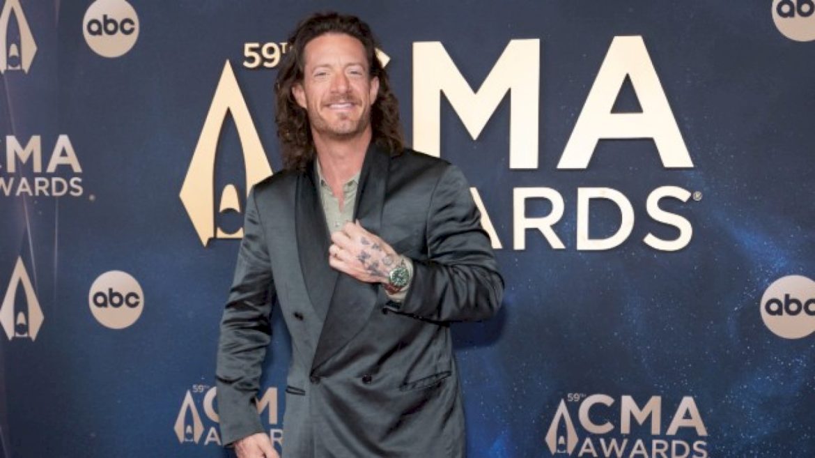 tyler-hubbard-will-‘park’-it-on-the-couch-for-thanksgiving