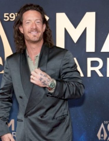 tyler-hubbard-will-‘park’-it-on-the-couch-for-thanksgiving