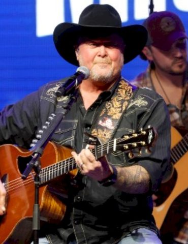 tracy-lawrence-calls-for-turkey-donations-after-truck-mishap-disrupts-charity-event