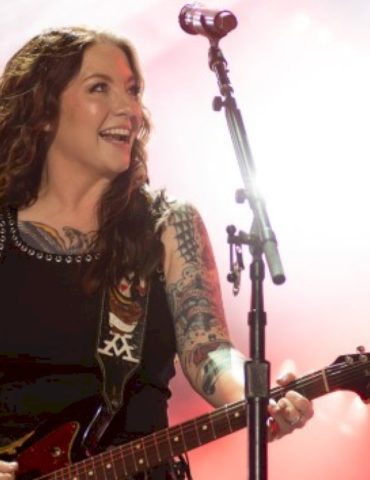 ashley-mcbryde,-zac-brown-band-to-join-garth-brooks-in-london’s-hyde-park-next-summer