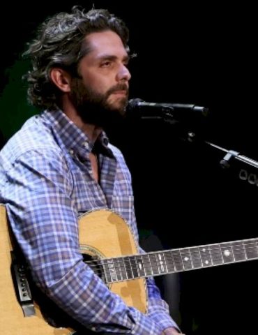 thomas-rhett-mourns-the-passing-of-another-family-dog,-kona