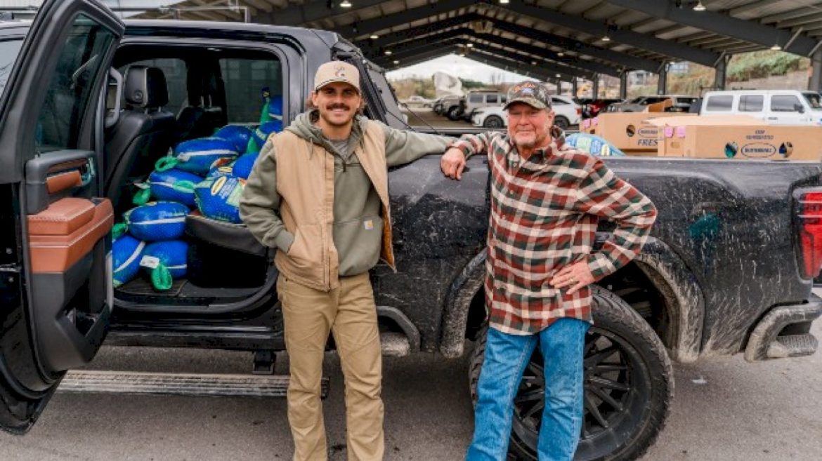 tucker-wetmore,-others-save-tracy-lawrence’s-annual-thanksgiving-event