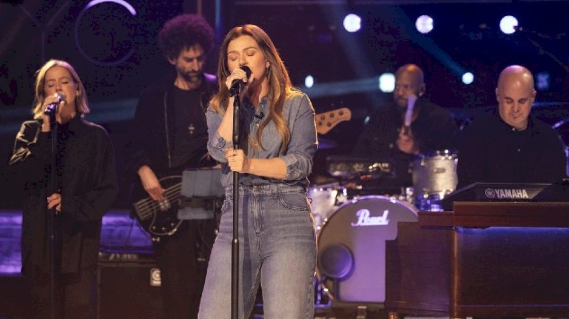 kelly-clarkson-joins-spotify’s-billions-club