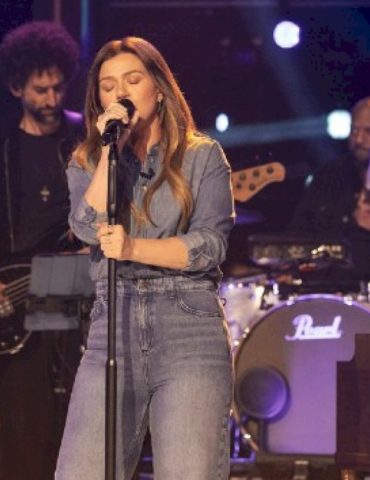 kelly-clarkson-joins-spotify’s-billions-club