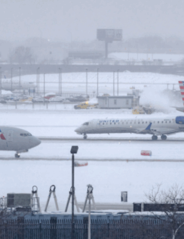 hundreds-of-flights-canceled-as-winter-storm-hits-midwest,-chicago’s-o’hare