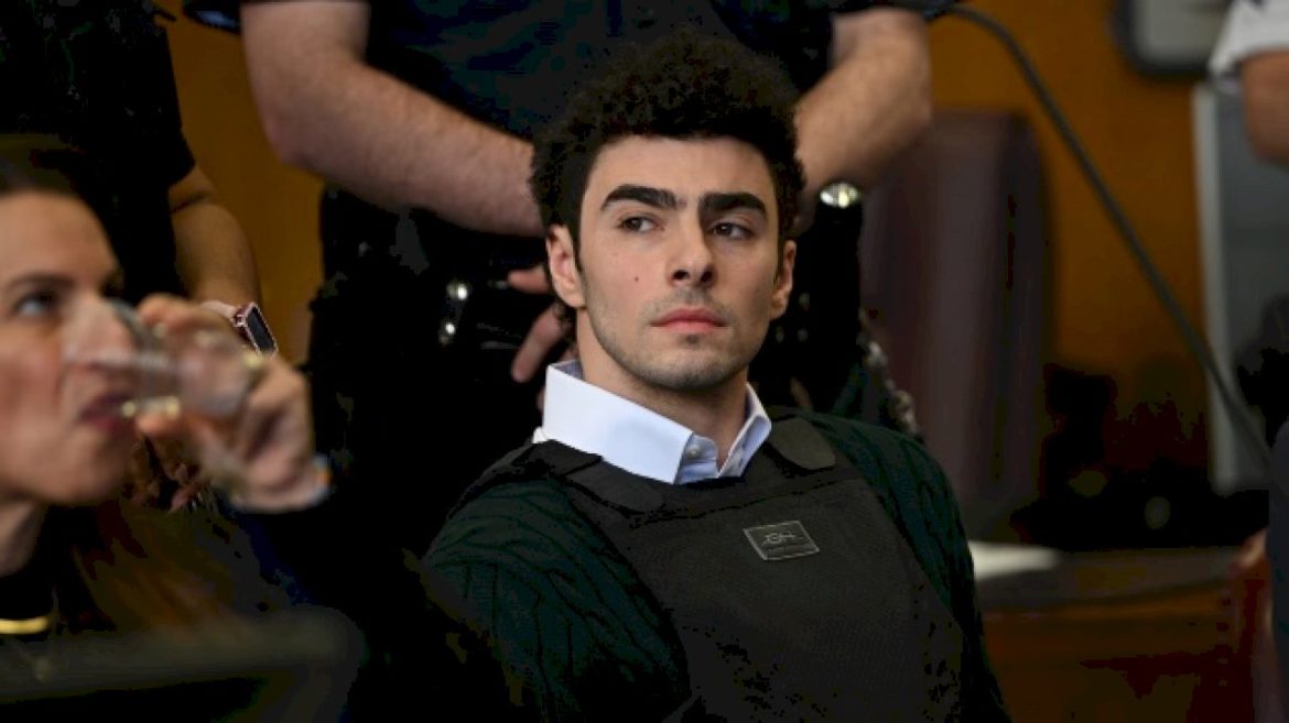 prosecutors-in-pretrial-hearing-play-911-call-that-led-to-luigi-mangione’s-arrest