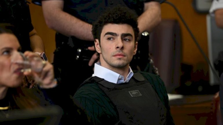 prosecutors-in-pretrial-hearing-play-911-call-that-led-to-luigi-mangione’s-arrest