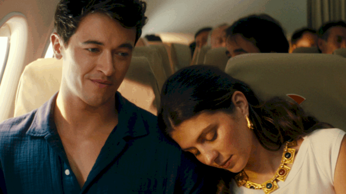 emily-bader,-tom-blyth-travel-the-world-in-‘people-we-meet-on-vacation’-new-trailer