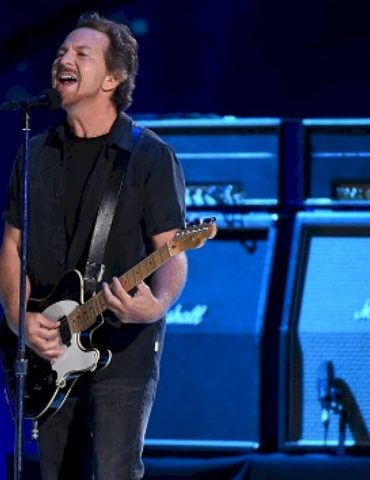 pearl-jam-announces-﻿﻿dark-matter-tour-photo-book