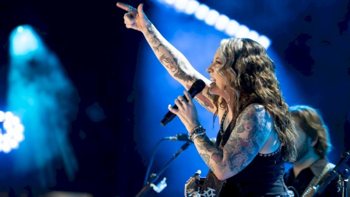 ashley-mcbryde-is-leaving-the-light-on-for-a-good-cause