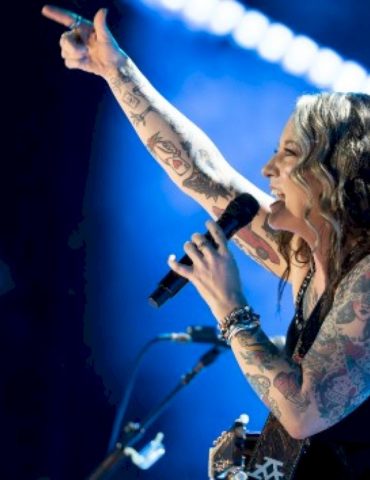 ashley-mcbryde-is-leaving-the-light-on-for-a-good-cause