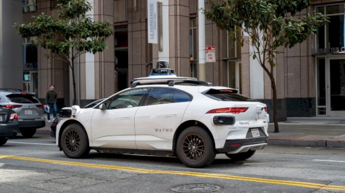 waymo-driverless-taxi-takes-passengers-into-apparent-police-standoff