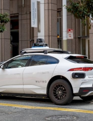 waymo-driverless-taxi-takes-passengers-into-apparent-police-standoff