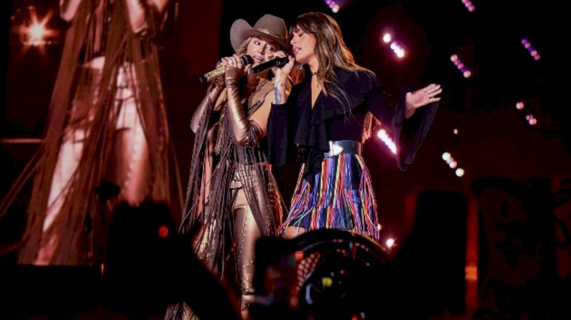 texas-twosome:-lainey-wilson-and-ella-langley-top-‘billboard’-country-charts-in-rare-occurrence