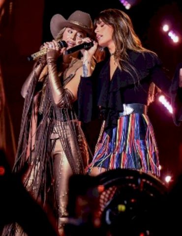 texas-twosome:-lainey-wilson-and-ella-langley-top-‘billboard’-country-charts-in-rare-occurrence