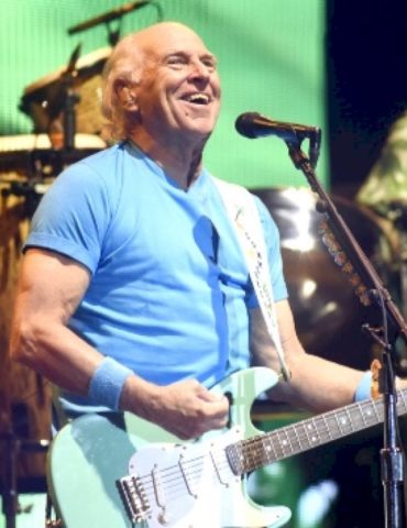 jimmy-buffet’s-ashes-smuggled-into-2024-rock-hall-induction,-says-kenny-chesney