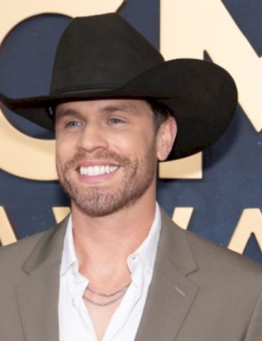 dustin-lynch’s-annual-charity-benefit-raises-thousands-for-kids-&-families