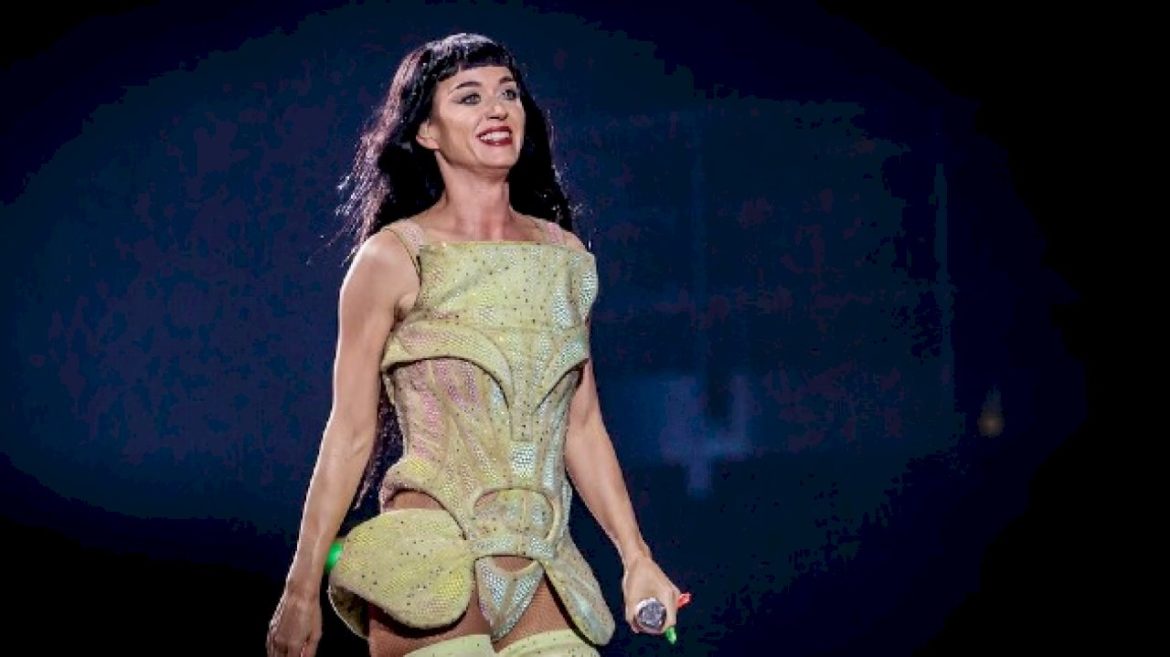 katy-perry,-justin-trudeau-pose-for-photo-with-former-japanese-prime-minister,-wife