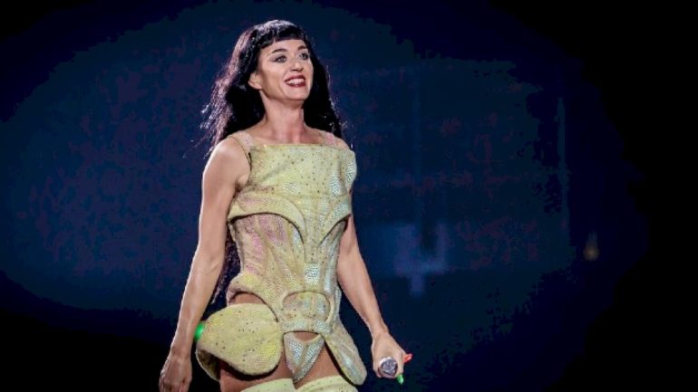 katy-perry,-justin-trudeau-pose-for-photo-with-former-japanese-prime-minister,-wife