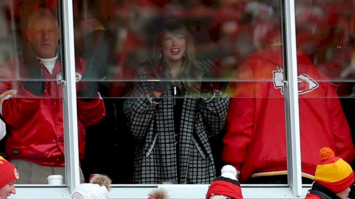 taylor-swift-and-selena-gomez-cheer-on-the-chiefs-at-arrowhead