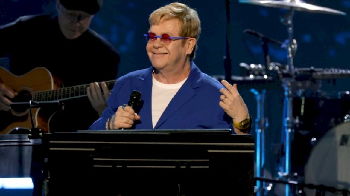 after-criticism,-elton-john-posts-video-of-himself-cleaning-his-oven