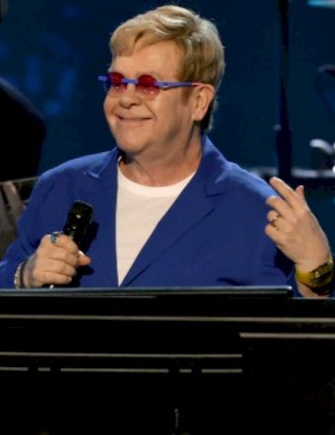 after-criticism,-elton-john-posts-video-of-himself-cleaning-his-oven