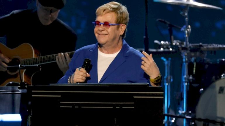 after-criticism,-elton-john-posts-video-of-himself-cleaning-his-oven