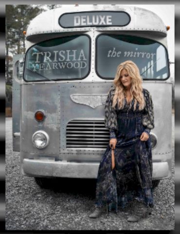 trisha-yearwood-plans-acoustic-tour-&-adds-more-to-‘the-mirror’-in-2026