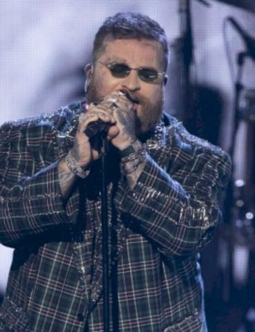 ‘a-really-nasty-thing-to-do’:-teddy-swims-calls-airport-autograph-seekers-‘gross’