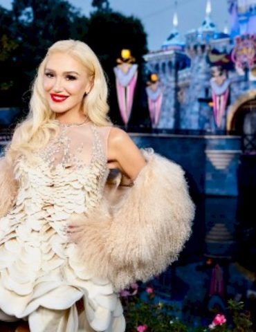 catch-gwen-stefani,-bebe-rexha-and-more-on-‘disney-parks-magical-christmas-day-parade’