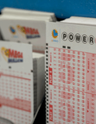 powerball-jackpot-jumps-to-$1b-after-no-grand-prize-winner-in-wednesday’s-drawing
