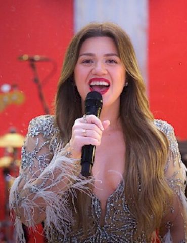 kelly-clarkson-to-headline-‘nfl-christmas-gameday’-kickoff-on-netflix