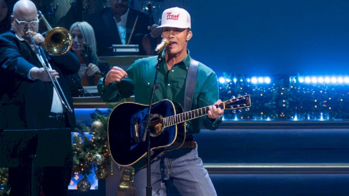 parker-mccollum’s-son-is-on-the-cusp-of-really-enjoying-christmas