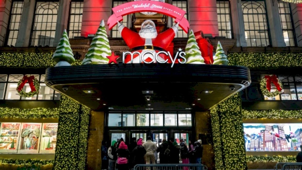 new-york-tourist-stabbed-while-changing-baby’s-diaper-in-macy’s-restroom,-suspect-charged:-police
