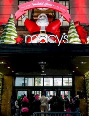 new-york-tourist-stabbed-while-changing-baby’s-diaper-in-macy’s-restroom,-suspect-charged:-police