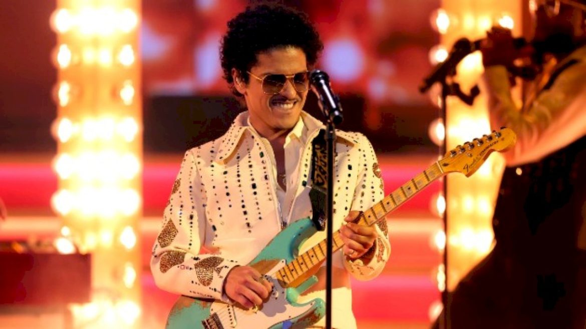 watch-bruno-mars-rock-out-with-members-of-pearl-jam,-guns-n’-roses,-red-hot-chili-peppers