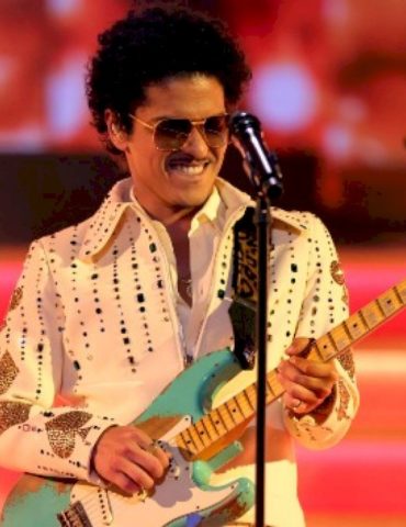 watch-bruno-mars-rock-out-with-members-of-pearl-jam,-guns-n’-roses,-red-hot-chili-peppers