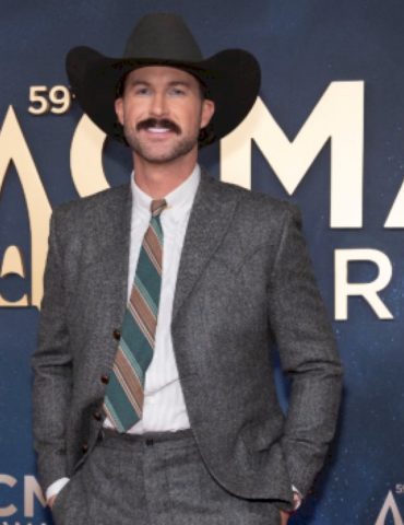 riley-green-repeats-a-taylor-swift-milestone-with-his-latest-#1