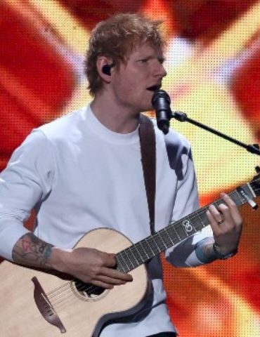 watch-ed-sheeran-lead-a-sing-along-at-an-nyc-bar